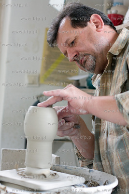 Chmielno. Zaklad Ceramiczny Genius. Nz. Eugeniusz Trowski,...