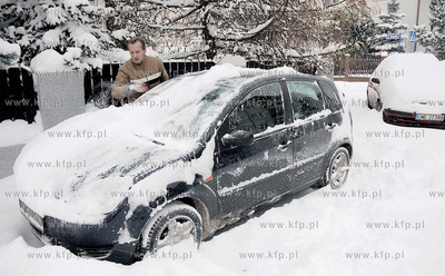 Zimowa aura w Rumi. Nz. poranne odsniezanie samochodu.
18.12.2009
fot....