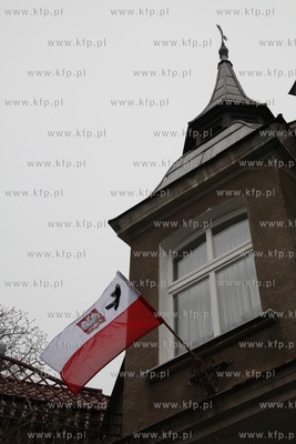 Sopot udekorowany zalobnymi flagami w holdzie tragicznie...