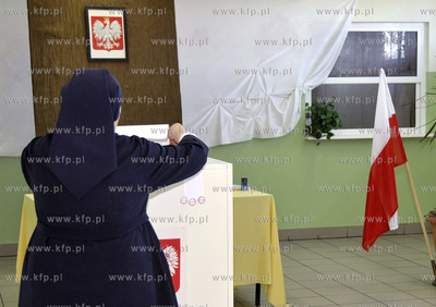 Wybory prezydenckie 2010. Lokal wyborczy nr 2 w Pelplinie....