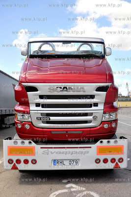 Gdynia. Do gdynskiego portu przyplynely ciezarowki,...