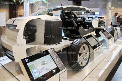 Salony samochodowe na Polach Elizejskich (Champs Elysee...