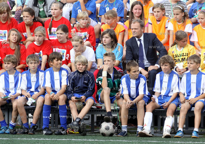 Premier Donald Tusk kibicowal mlodym pilkarzom podczas...