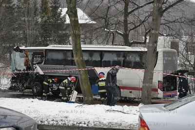 Ok. godz. 11 autokar turystyczny wjechal w drzewo na...