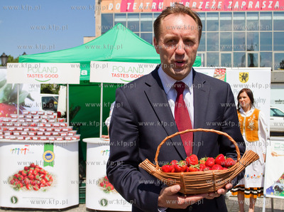 Gdansk. Targ Weglowy. Kampania promujaca truskawke...