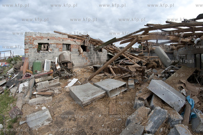 W wyniku trąby powietrznej, która przeszła nad ...