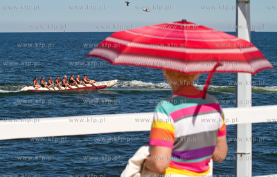 Sloneczna letnia pogoda sprzyjala wypoczynkowi na plazy...