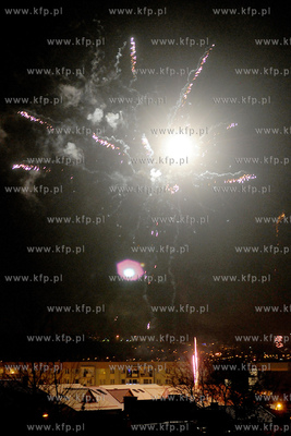 Mieszkancy Gdyni i Rumi witaja Nowy Rok 2013 fajerwerkami...