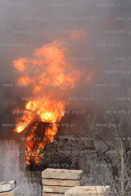 Pozar malarni firmy Indusco przy ul. Hutniczej w Gdyni,...
