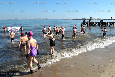 Sopot. Plaza kolo Zatoki Sztuki. Grupa morsow z Olsztyna...