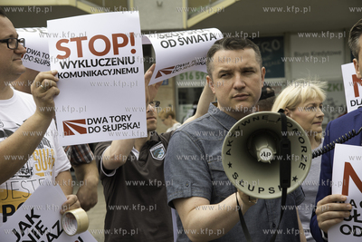 Protest mieszkancow Słupska przed dworcem PKP w sprawie...