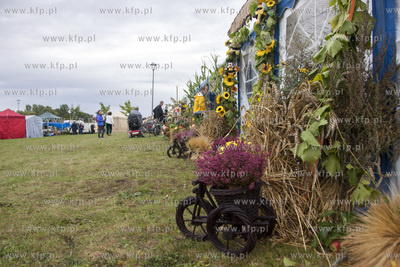 Swieto Miodu Pszczolkowskiego w Parku Lipowym w Pszczolkach...