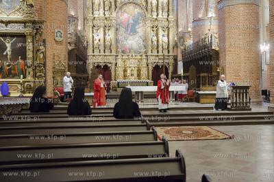 Z powodu pandemii koronawirusa wierni nie mogą uczestniczyć...