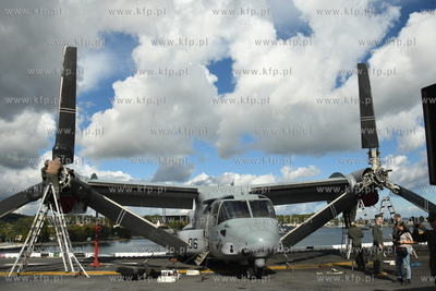 Amerykański okręt desantowy USS Kearsarge wpłynął...