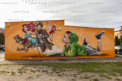 Bajkowy mural Marka "Looneya" Rybowskiego na ścianie...