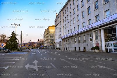 Gdynia. Urząd Miasta. Na butynku zawisł baner z hasłem...