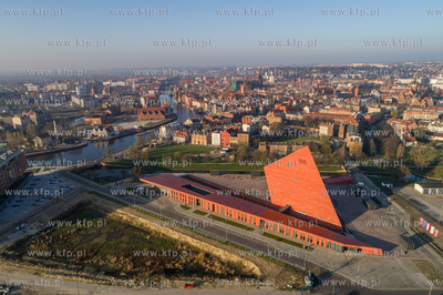 Gdansk, Muzeum II Wojny Swiatowej, w tle stare miasto,...
