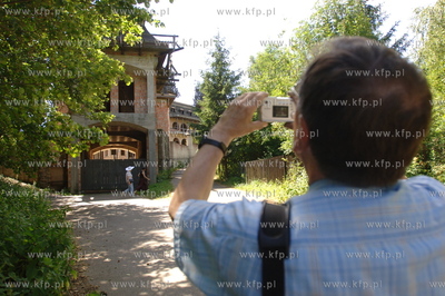 Zamek w Lapalicach, polozony jest miedzy Chmielnem...