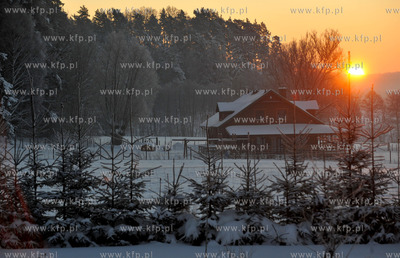 Zima w Sulminie na Kaszubach. Wschod slonca w mrozny...