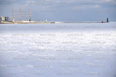 Gdynia zima. Zamaznieta Zatoka Gdanska widziana od...