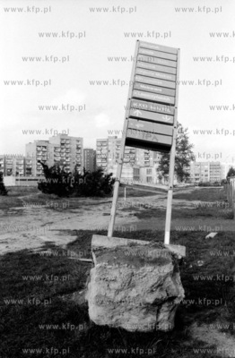 Wykopany slup z nazwami miejsc na Zaspie podczas budowy...