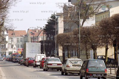 Korek samochodowy na ul. Opata Jacka Rybinskiego. 3.04.2001...