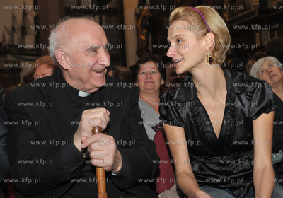 Promocja ksiazki Danuta Walesa marzenia i tajemnice....