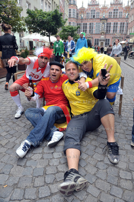 Irlandzcy i hiszpanscy kibice bawia sie na gdanskiej...