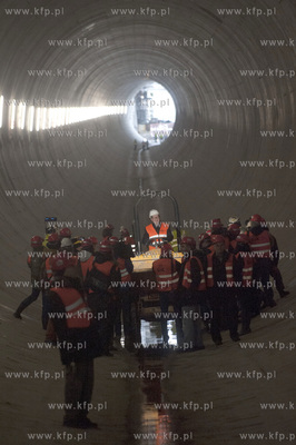 Zakonczona pierwsza nitka tunelu pod Wisla zostala...