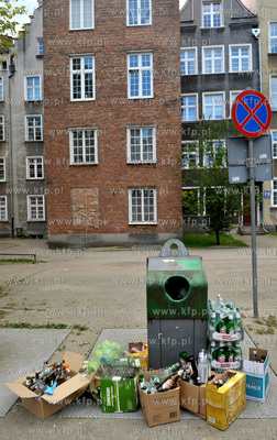 Przepelniony, podziemny smietnik w Gdansku miedzy ul....