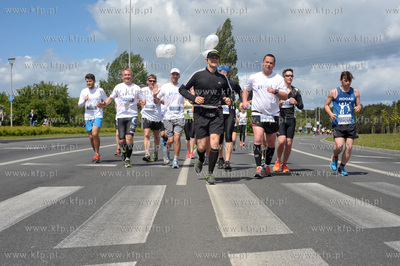 Zawodnicy na trasie I PZU Gdansk Maraton.Skrzyzowanie...