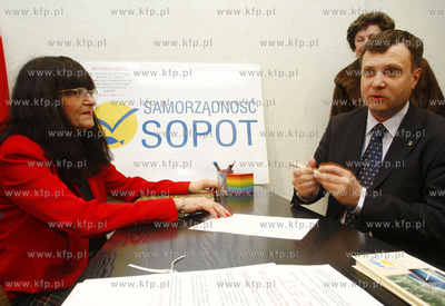 Sopot. Dom handlowy Monte. Mieszkancy Sopotu skladaja...