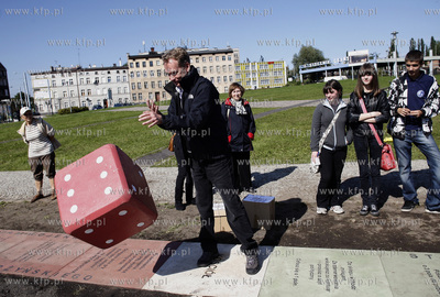 Gdansk. Plac Solidarnosci. Gra plenerowa SEGMENT, czyli...