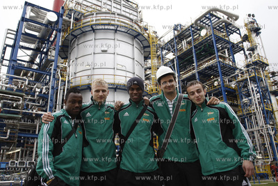Pilkarze Lechii Gdansk odwiedzili gdanska rafinerie....