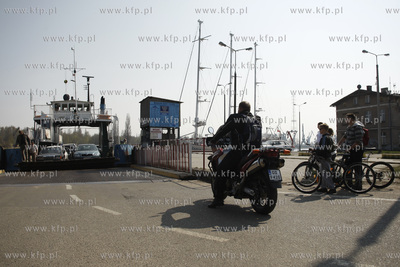 Gdansk. Samochodowa platna przeprawa promowa laczaca...