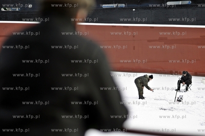 Wędkarze łowią ryby na zamarzniętej Motławie.
13.02.2012
fot....