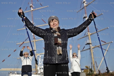 Zajecia z nordic walking grupy gdynskiego Centrum Aktywnosci...