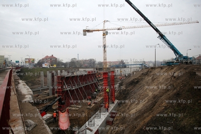 Gdansk. Budowa podziemnej linii kolejowej doprawadzającej...