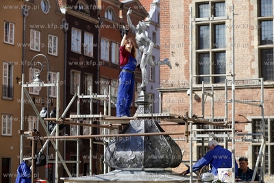 Montaz odrestaurowanej figury Hermesa na na przedprozu...