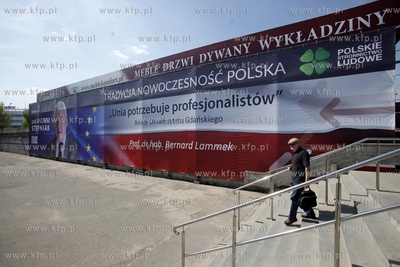 Gdansk. Hala Olivia. Billboard wyborczy prof. Andrzeja...