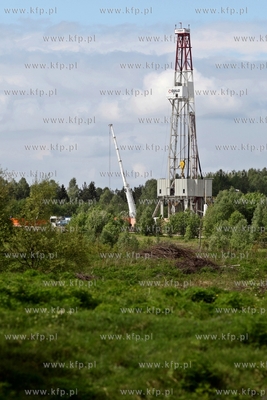 Przygotowania do pierwszych odwiertow w poszukiwaniu...