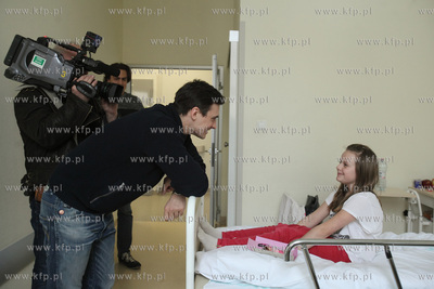 Aktor Mateusz Damięcki odwiedził dzieci w Klinice...