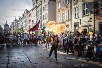 Parada Artystów w stylu Korkoro ulicami Długą i...