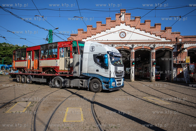 Zajezdnia tramwajowa w Nowym Porcie. Załadunek wycofanych...