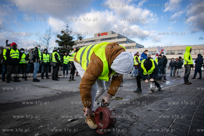 Pikieta pracowników Grupy Lotos pod biurowcem rafinerii,...