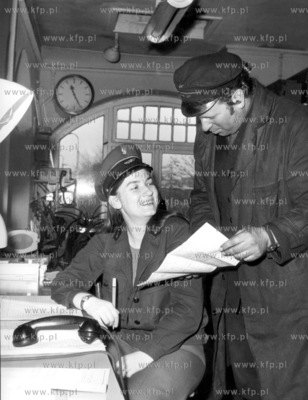 Dyzurna ruchu na stacji PKP. 1973 Fot. Zigniew Kosycarz...