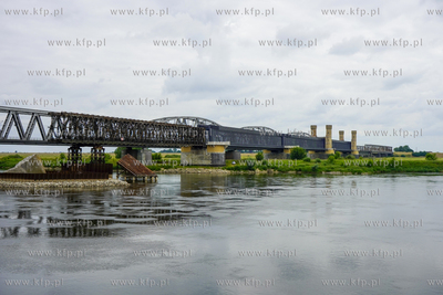 Zabytkowy i obecnie nieczynny most drogowy w Tczewie...