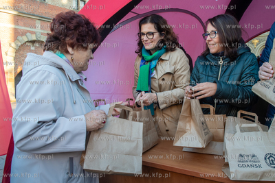 Gdańsk. Okolice budynku Lot. Urząd Miejski już po...