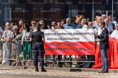 Gdańsk. Plac Solidarności. Symboliczne otwarcie bramy...