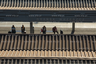 Gdańsk Wrzeszcz, widok z budynku Metropolia. Nz. Perony...